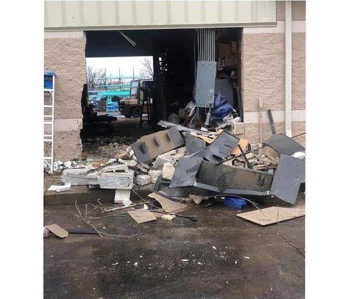 Before SERVPRO recon team restored building after car crashing into it